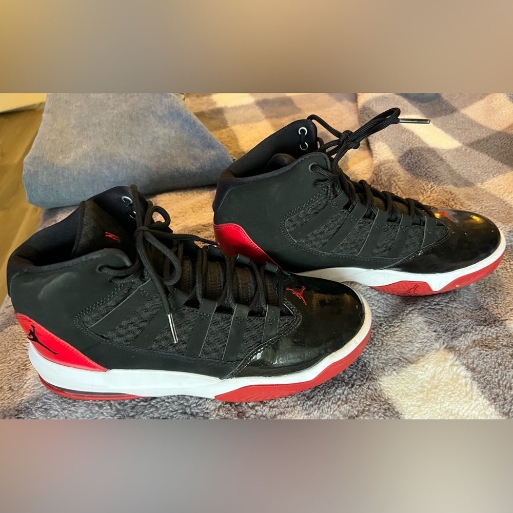 Nike Jordan Black and Red High-Top Basketball Sneakers Youth size 7.